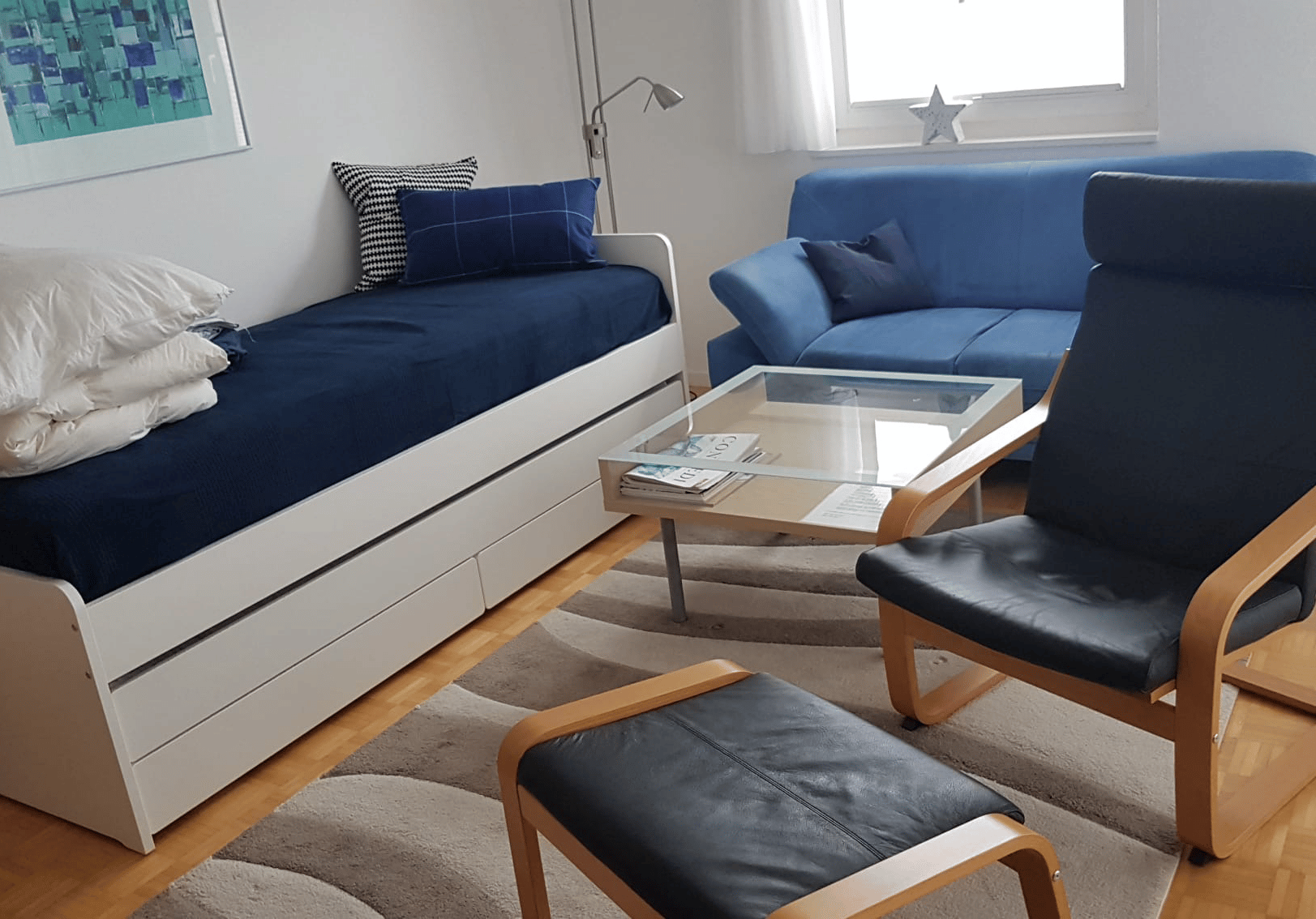 Wohnzimmer mit DoppelbettCouch